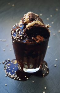 Porridge, Breakfast, frühstück, lecker, gesund, zuckerfrei, no sugar, gepuffter Amaranth, Amaranth, heiße Himbeeren, glas, Löffel, essen, Snack, foodstyling, Schokolade, kokosöl, cleneating, eat clean, glutenfrei, laktosefrei