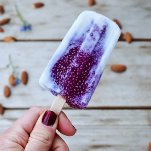Chia, Eis, Popsicle, Ice pops, delicious, lecker, einfach, easy, recipie, Rezept, no sugar, ohne Zucker, zuckerfrei, refined sugar free, glutenfree, gluten frei, laktosefrei, dairy free, blue, blau, lila, purple, summer, sommer, abnehmen, loose weigh