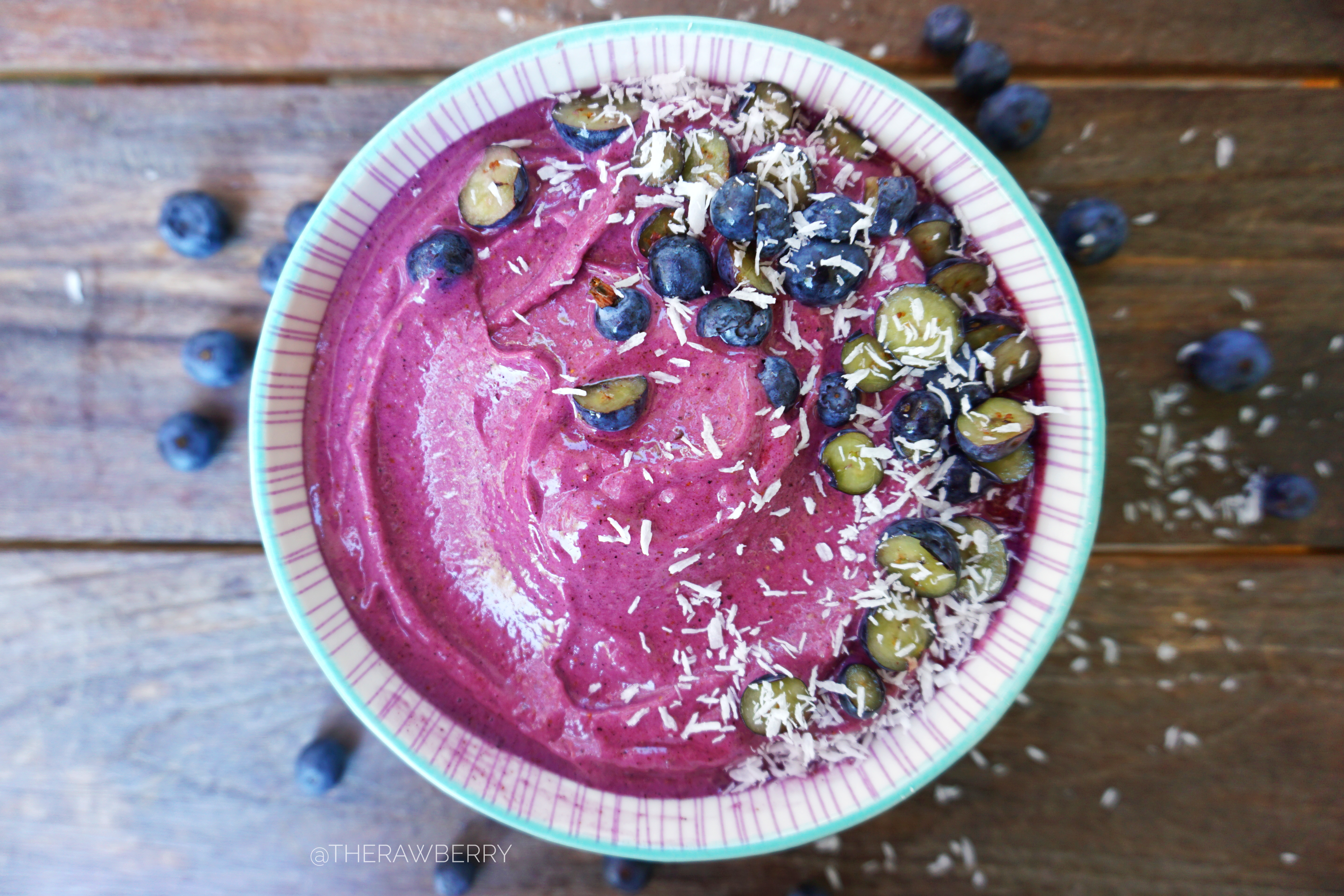 Vegan, schüssel, bowl, nicecream, ice cream, eis, eis selber machen, einfach, leicht, easy, simple, make your own ice cream, recipe, rezept, blaubeeren, blueberries, coconut, kokosnuss, gluten freee, gluten frei, zuckerfrei, sugar free, no sugar, abnehmen, lose weight, diet, delicious, lecker, healthy, gesund,