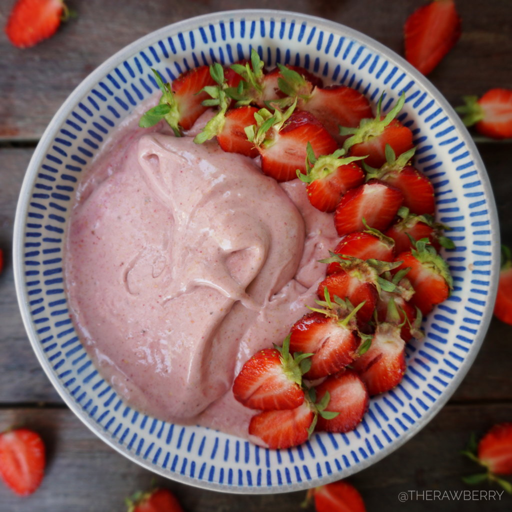 Vegan, schüssel, bowl, nicecream, ice cream, eis, eis selber machen, einfach, leicht, easy, simple, make your own ice cream, recipe, rezept, erdbeeren, strawberries, coconut, kokosnuss, gluten freee, gluten frei, zuckerfrei, sugar free, no sugar, abnehmen, lose weight, diet, delicious, lecker, healthy, gesund,