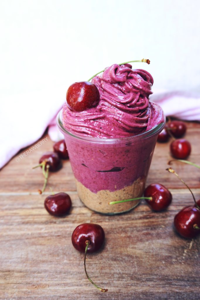 Cherries, Kirschen, eis, ice cream, chiapudding, chia, healthy, vegan, no sugar, kein Zucker, gesund, lecker delicious, plant based, dessert, frühstück, breakfast, jar, glass, summer, Sommer, Nachtisch, zuckerfrei, sugar free, gluten free, gluten frei, rosa, rose, pink, colorful farbenfroh