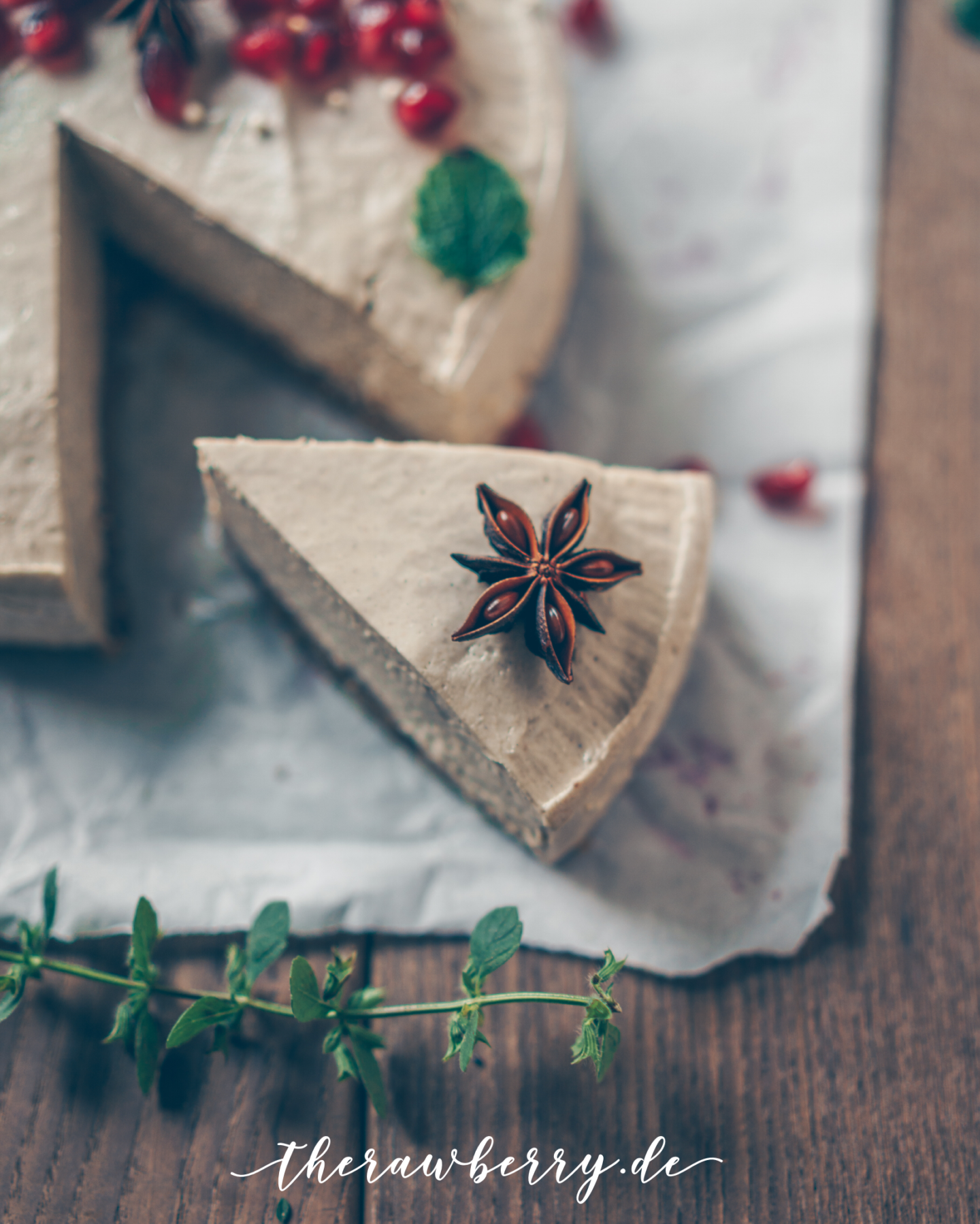 raw vegan chai cheesecake, chai, tea, tee, Käsekuchen, Kuchen, cake, lecker, delicious, pomegranate, Granatapfel, anis, anise, healthy, gesund, nutritious, diet, diät, vegan, gluten free, glutenfrei, Zucker frei, no sugar, easy, einfach, dessert, Nachtisch, essen, food, foodie