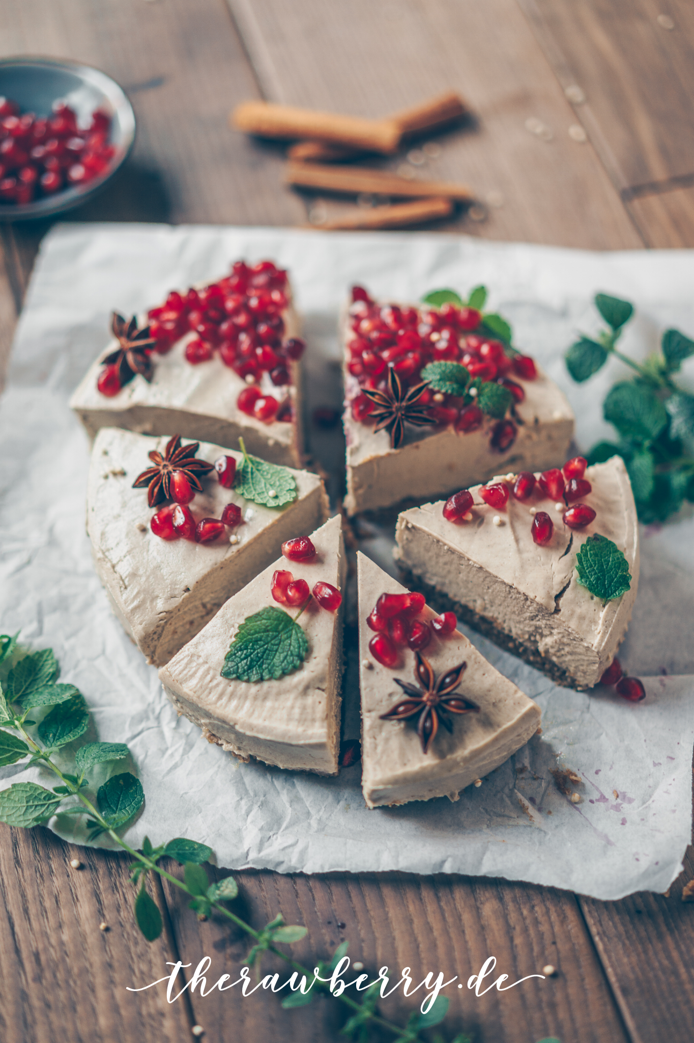 raw vegan chai cheesecake, chai, tea, tee, Käsekuchen, Kuchen, cake, lecker, delicious, pomegranate, Granatapfel, anis, anise, healthy, gesund, nutritious, diet, diät, vegan, gluten free, glutenfrei, Zucker frei, no sugar, easy, einfach, dessert, Nachtisch, essen, food, foodie