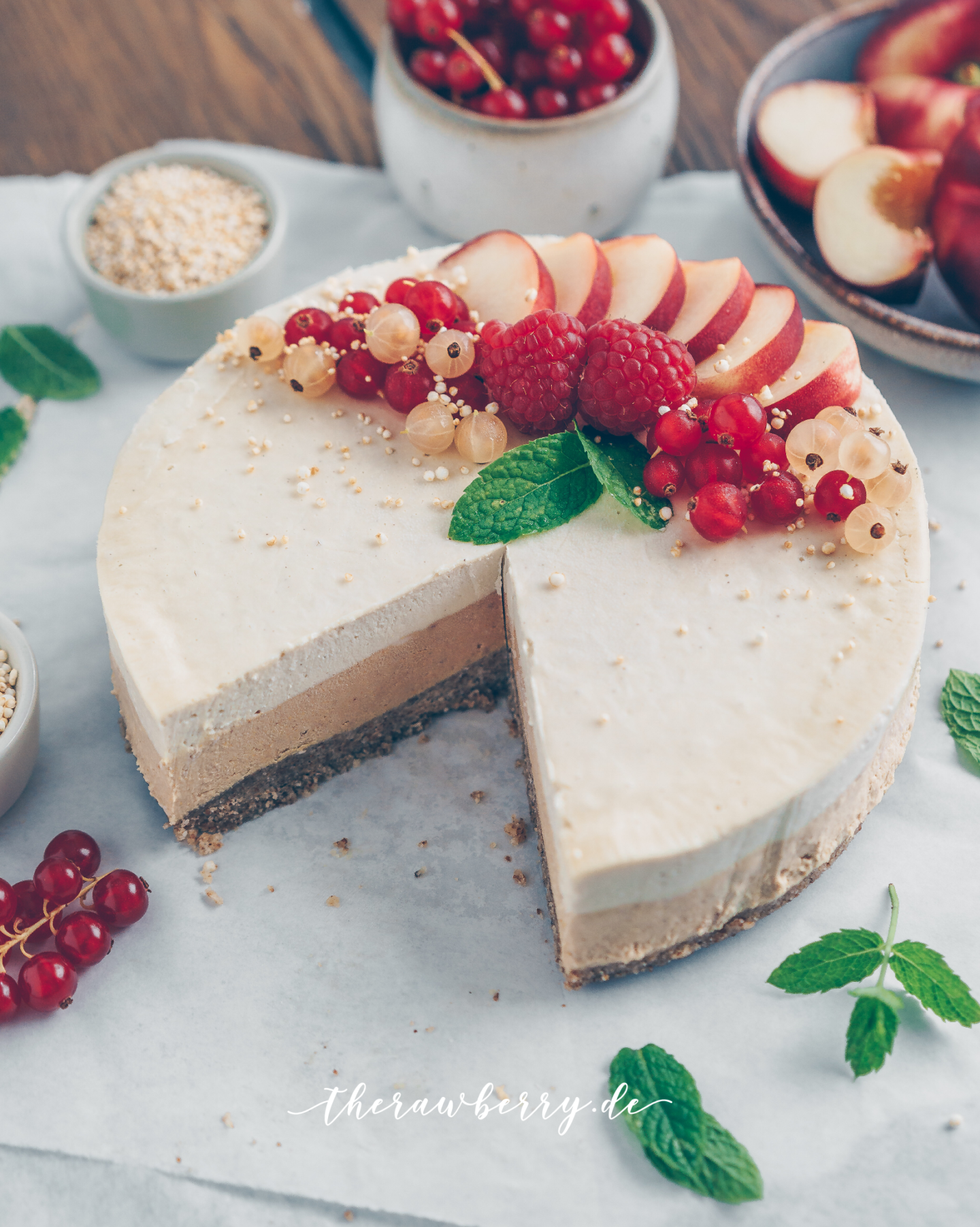 peaches, cream, therawberry, recipe, rezept, Pfirsich, kuchen, cake, delicious, lecker, rezept, recipe, gesund, healthy, glutenfrei, gluten-free, vegan, dessert, Nachtisch, food, essen, photography, Fotografie, Beeren, berries