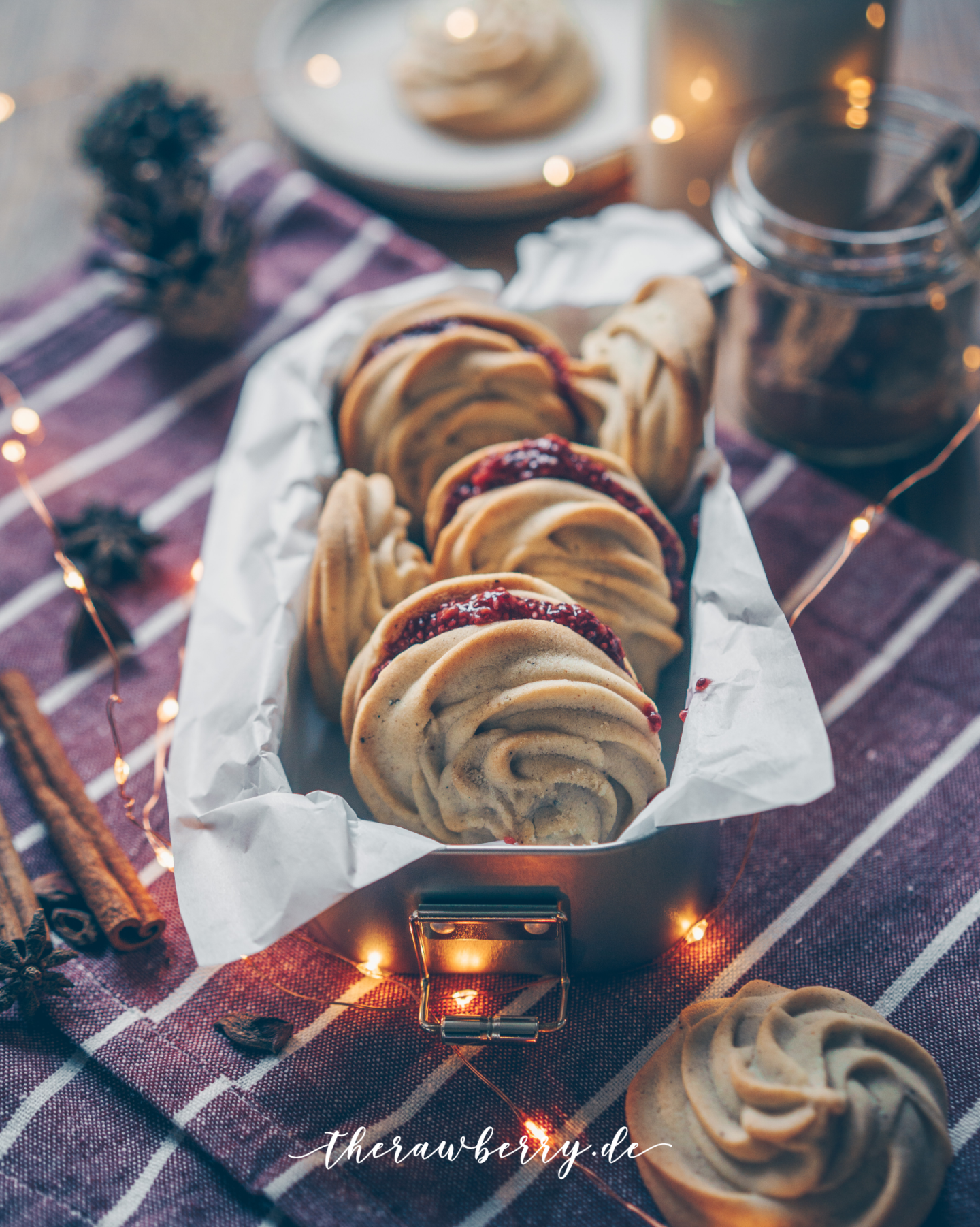 cookies, kekse, vegan, lecker, delicious, no dairy, ohne milch, spritzgebäck, whipped shortbread, chia jam, chia marmalade, sandwich cookies, sandwich kekse, christmas, weihnachten, weihnachtlich, backen, baking, easy, einfach, simple, quick, fool proof, super, therawberry, plant-based