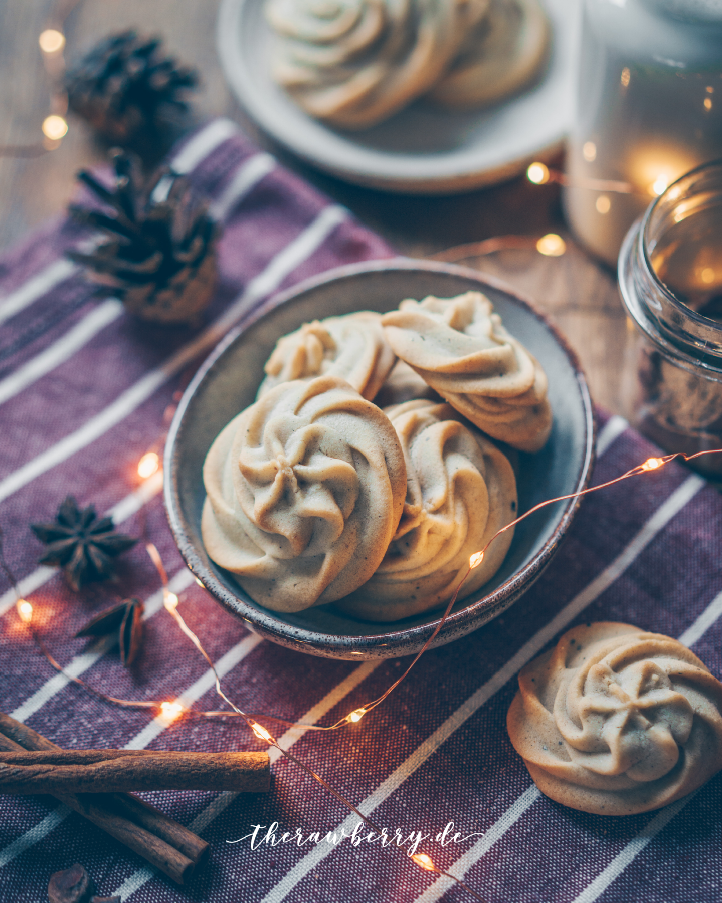 cookies, kekse, vegan, lecker, delicious, no dairy, ohne milch, spritzgebäck, whipped shortbread, chia jam, chia marmalade, sandwich cookies, sandwich kekse, christmas, weihnachten, weihnachtlich, backen, baking, easy, einfach, simple, quick, fool proof, super, therawberry, plant-based