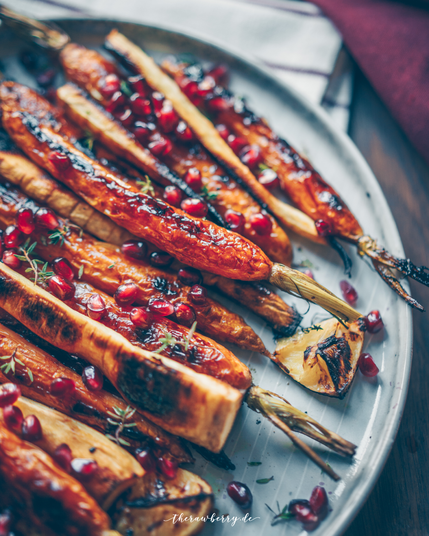 weihnachten, christmas, day, simple, einfach, menu, menü, carrots. karotten, Brussels sprout, rosenkohl, side dishes, beilagen, pomegranate, granatapfel, essen, food, vegan, plant-based, no dairy, veggies, oven roasted, polenta, food styling, food photography, fotitgrafie, plating, therawberry