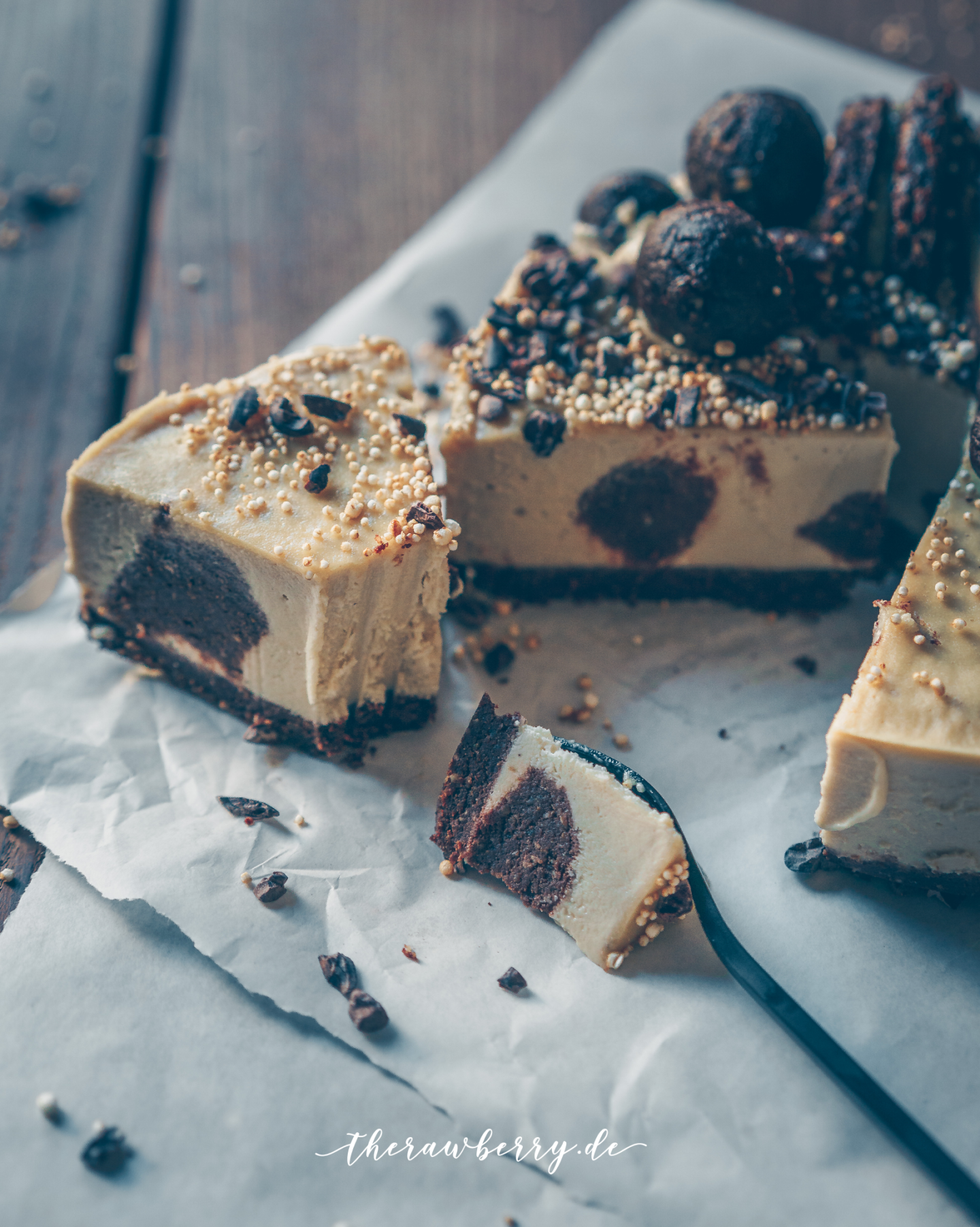 oreo, oreos, chocolate and cream, cookies and cream, kegs, schokoladenkeks, Schokokeksteig, vegan, glutenfrei, gluten-free, no dairy, dairy free, gf, easy, einfach, lecker, healthy, simple, cheesecake, no bake, ohne backen, dessert, nachtisch, cookies, kekse, chocolate, schokolade, füllung, filling, therawberry, recipe, rezept, diet, diät, gluten intolerant, bliss balls, cacao nibs, cake, kuchen, food styling, food photography, food fotografie, fotografie