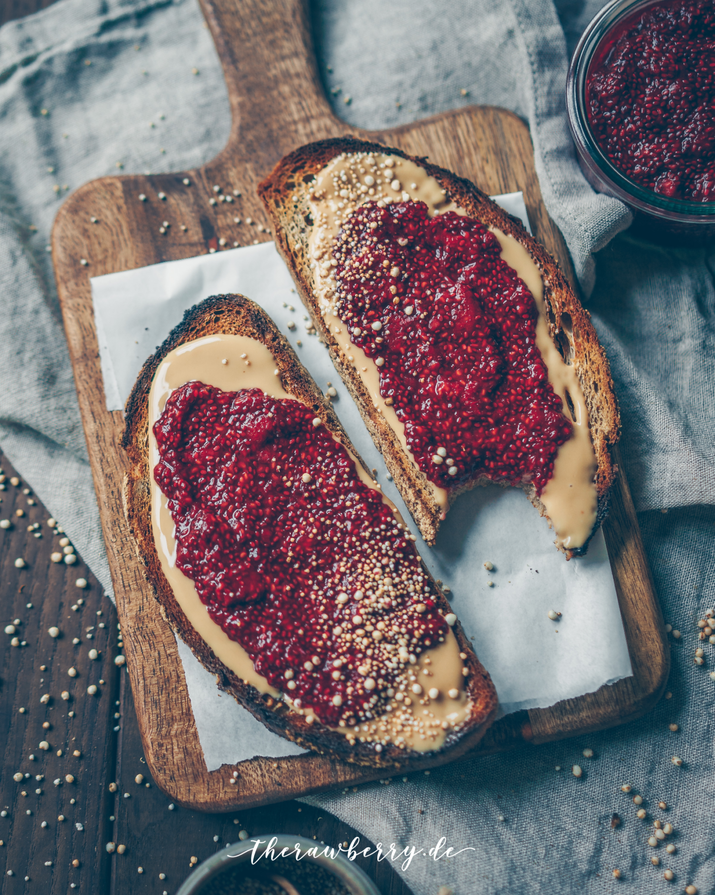 peanut butter, pb, jelly, erdnussbutter, marmelade, chia, jam, homemade,, selbstgemacht, einfach, vegan, glutenfrei, easy, simple, therawberry, food, breakfast, snack, frühstück, schnell, quick, toasts, brot, belegtes Brot, süßes, sweet, was kleines zwischendurch