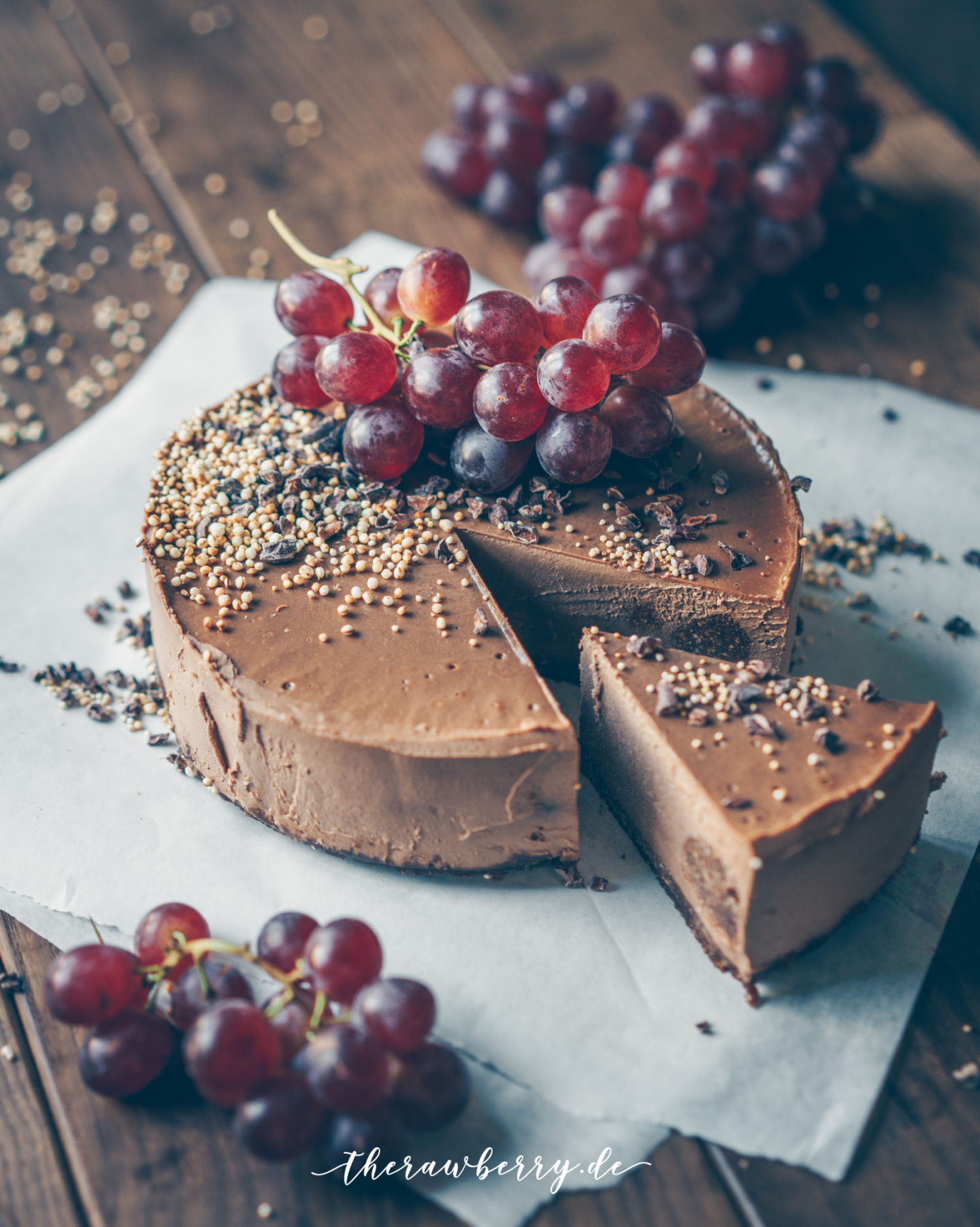 healthy, food, essen, lecker, gesund, delicious, tripple chocolate, dreifach Schokolade, Schokolade, chocolate, chocaholic, cheesecake, Käsekuchen, vegan, no dairy, gluten free, gluten frei, Kuchen, cake, grapes, cashews, no bake, yum, yummy,, therawberry, food styling, food photography