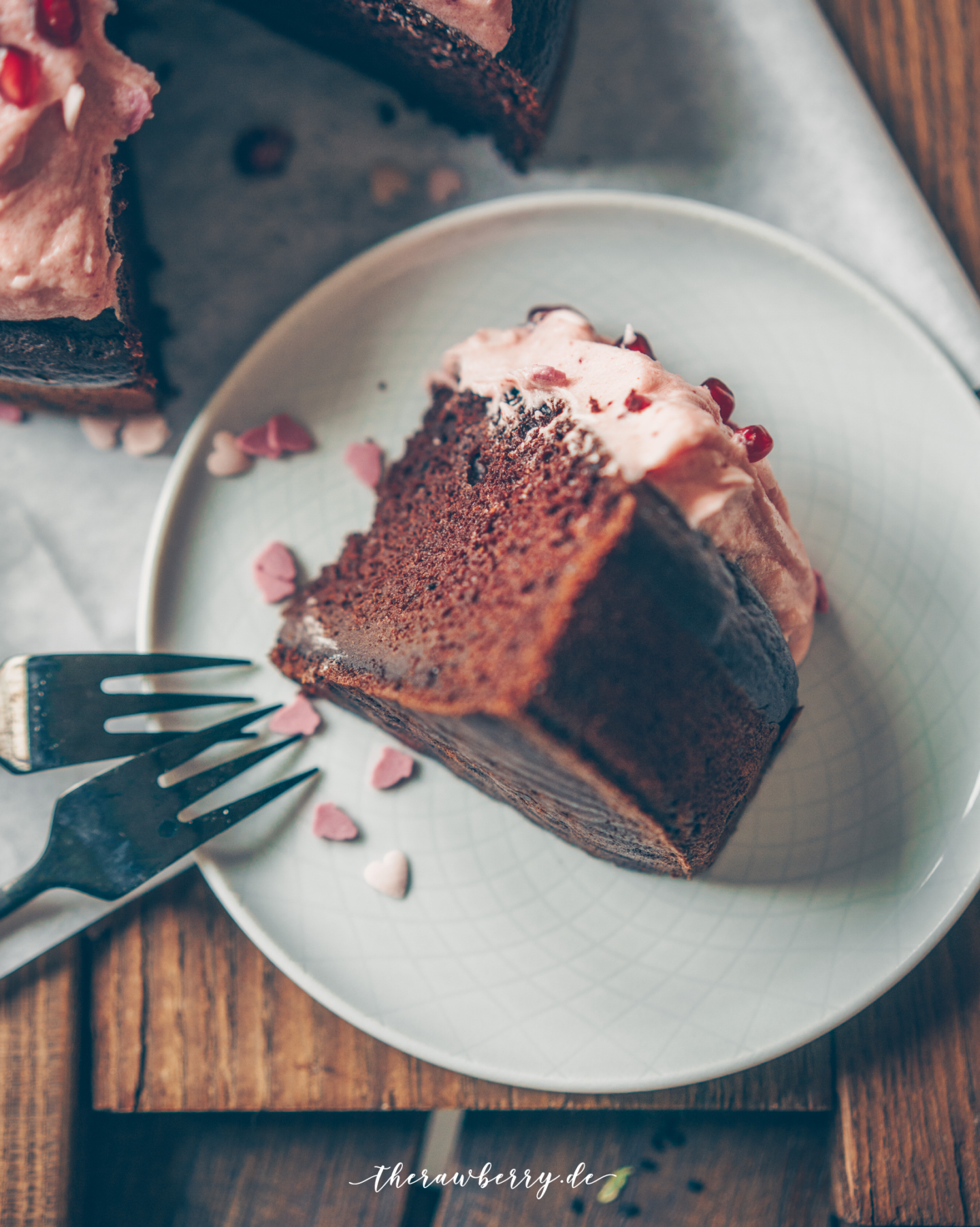 therawberry, chocolate, schokolade, gesund, healthy, lecker, delicious, einfach, simple, cake, kuchen, Valentine's Day, pomegranate, granatapfel, fluffy, luftig, vegan, kaka, cacao, cocoa, frosting, diet, no sugar, refined sugar free, Whole Foods, spelt, dinkel, dairy free, lactose frei, celebrations, fewer, birthday cake, geburtstagskuchen, torte, party
