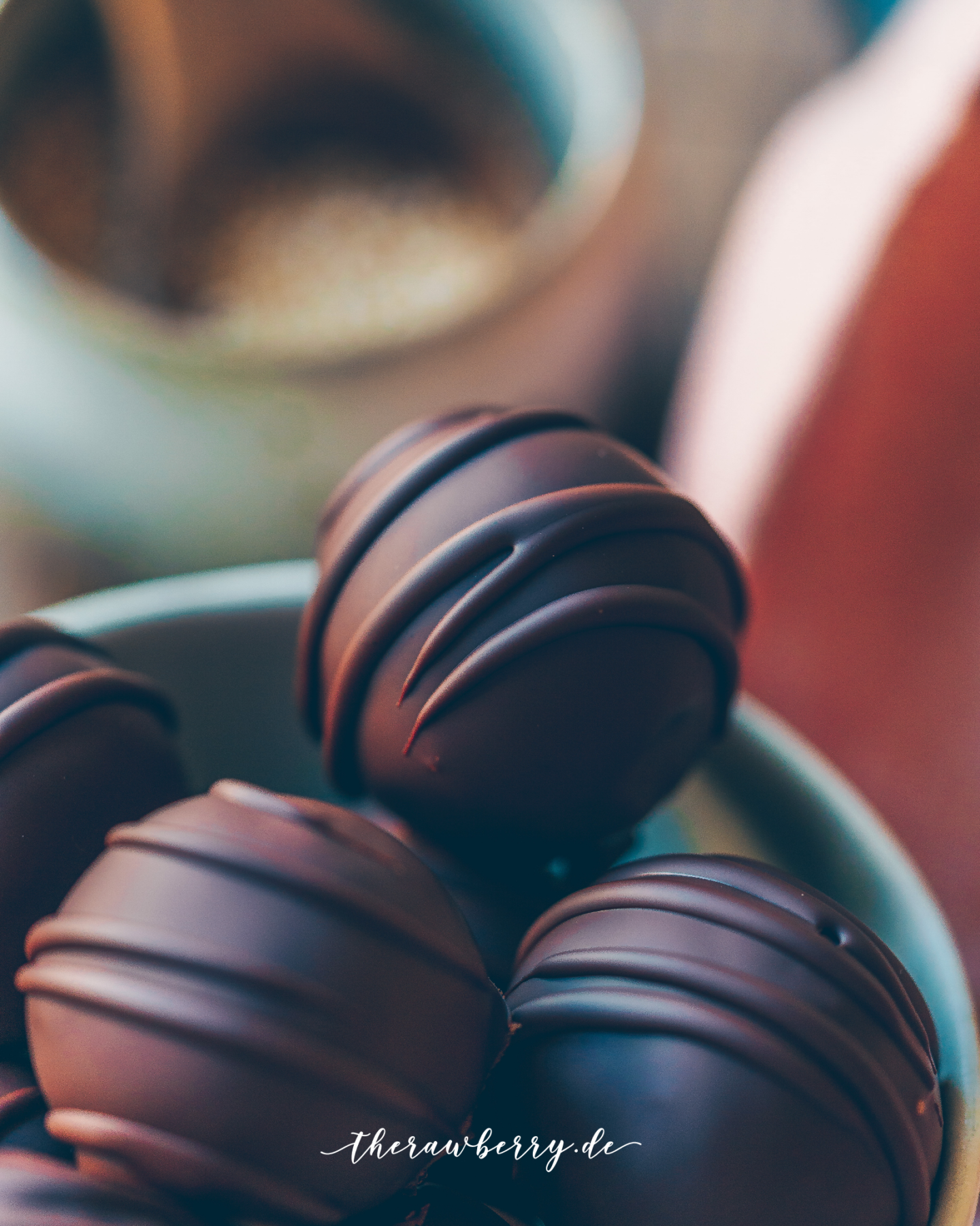 easter eggs, banana, chocolate, cheesecake, bites, bliss balls, therawberry, cake pops, schokolade, banana, Bananenkuchen, vegan, delicious, healthy, lecker, einfach, simple, schokolade, Käsekuchen, Ostern, frohe Ostern, food, foodie, food photography, fotografie, therawberry, Marie dorfschmidt, yum, yummy, so good, diet, wholefoods, ostereier