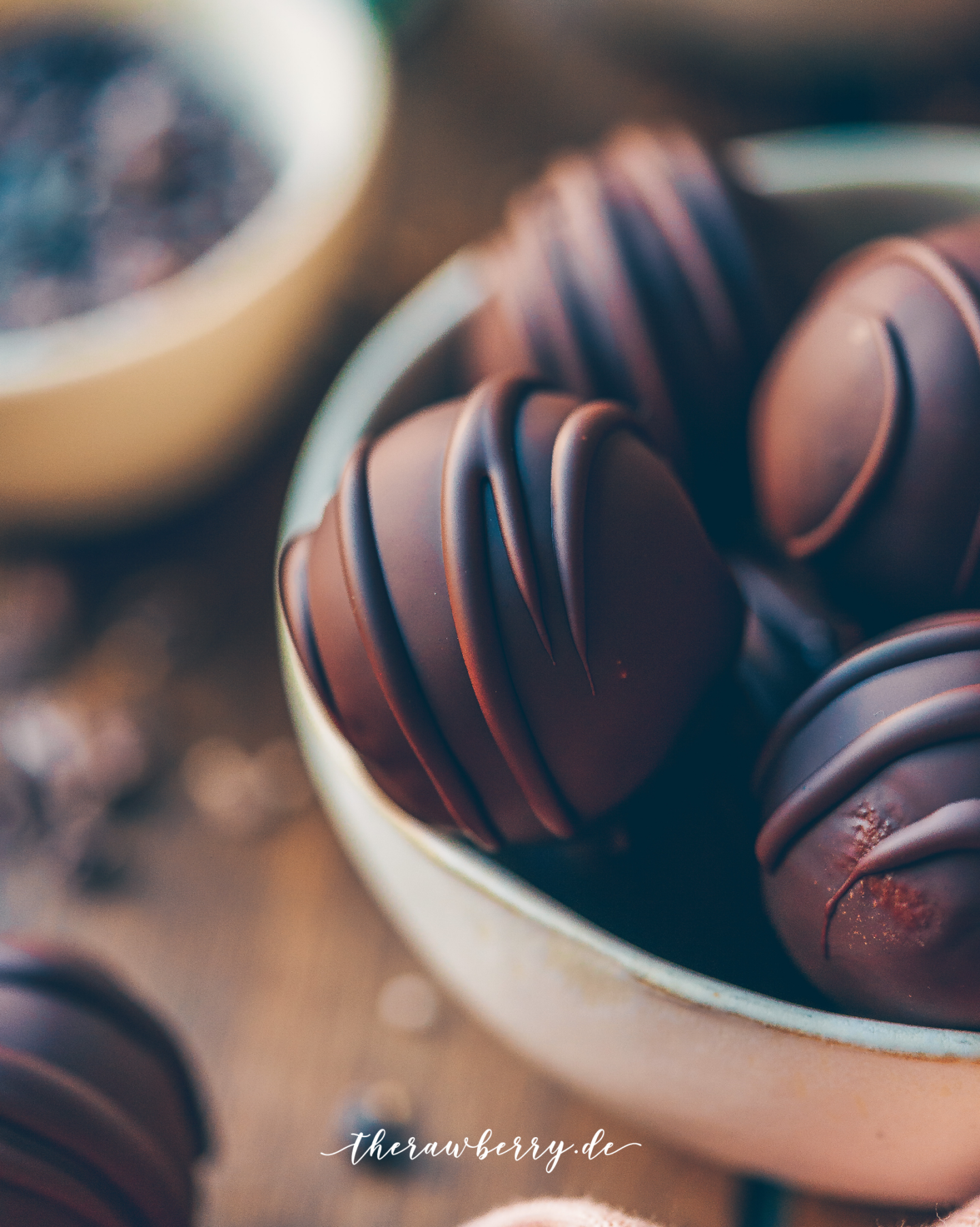 easter eggs, banana, chocolate, cheesecake, bites, bliss balls, therawberry, cake pops, schokolade, banana, Bananenkuchen, vegan, delicious, healthy, lecker, einfach, simple, schokolade, Käsekuchen, Ostern, frohe Ostern, food, foodie, food photography, fotografie, therawberry, Marie dorfschmidt, yum, yummy, so good, diet, wholefoods, ostereier