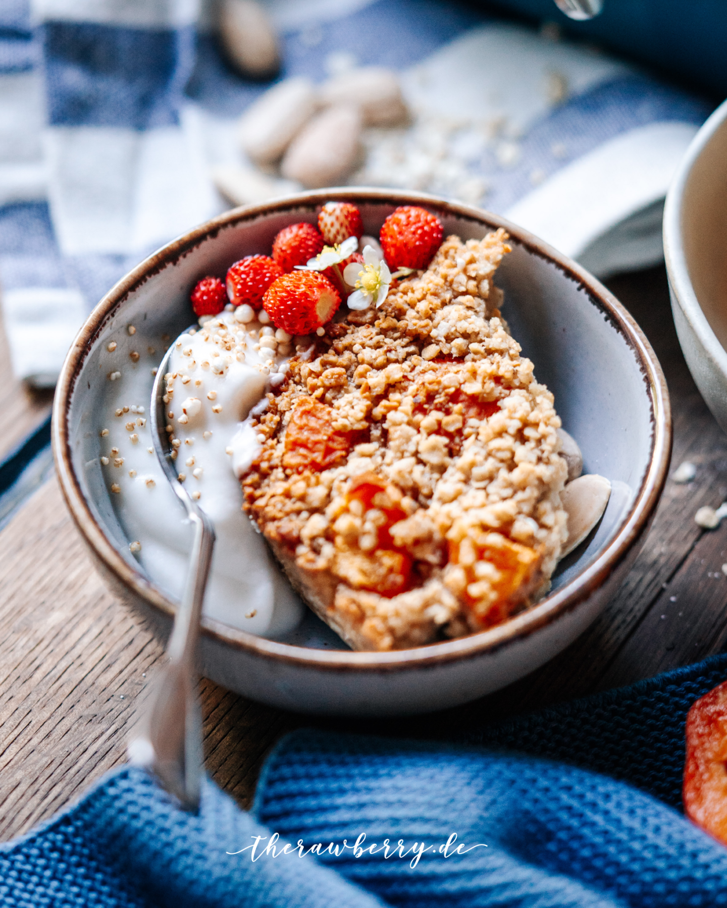 baked oatmeal, crumble, baking, backen, lecker, delicious, gesund, lecker, nachtisch, dessert, breakfast, frühstück, einfach, simple, quick, meal, cooking, vegan, gluten-free, gluten frei, lactose free, laktosefrei, therawberry, marie dorfschmidt, food photography, fotografie, berries, beret, food, essen, apricot, Aprikosen, früchte, fruit, brunch