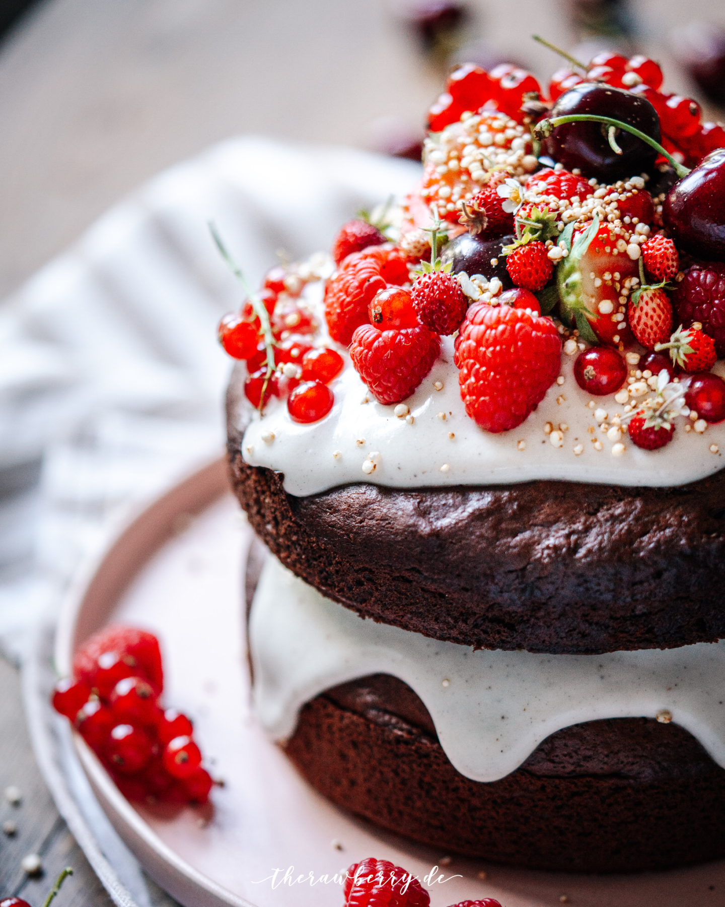 cake, berries, very berry, kuchen, beret, lecker, delicious, einfach, easy, healthy, gesund, vegan, backen, baking, yum, yummy, chocolate, schokolade, layers, schichten, plant-based, Erdbeeren, strawberries, coconut yoghurt, kokosjoghurt, vegan, therawberry, food photography, fotografie, essen, food, dessert, nachtisch, plant-based, wunderschön, Geburtstag, birthday, art, kunst, Marie Dorfschmidt