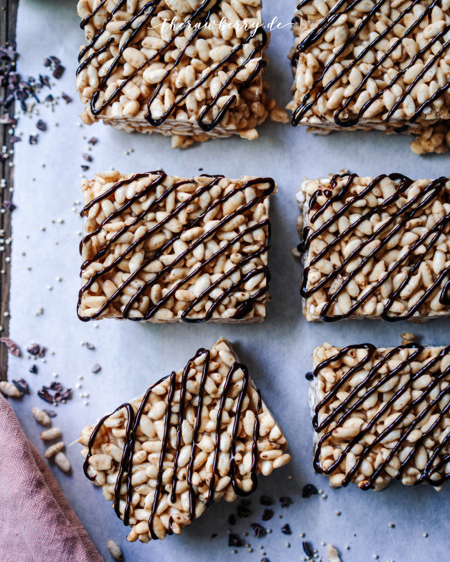 rice crispy treats, Reispops, Reiswaffeln, schokoreiswaffeln, vegan, rice, reis, lecker, delicious, easy, einfach, simple, simpel, treat, süßigkeit, dessert, snack, nachtisch, chocolate, schokolade, glutenfree, gluten-free, glutenfrei, pops, puffed, popped, food, essen, backen, baking, no bake, ohne backen, bars, riegel, marie dorfschmidt, therawberry, plant based, whole foods, diet, diät