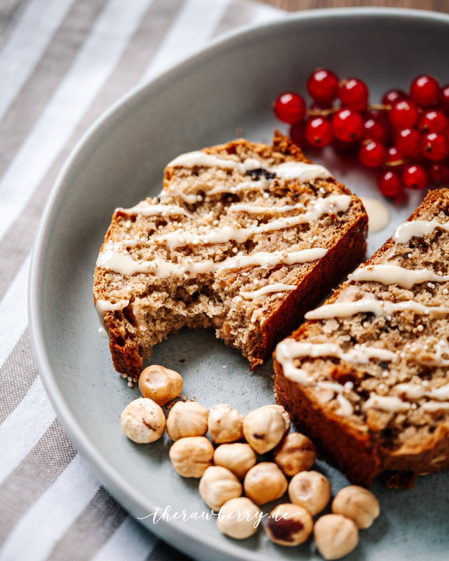 banana bread, Bananenbrot, lecker, delicious, healthy, gesund, vegan, diet, baking, therawberry, food, essen, dessert, snack, nachtisch, backen, diät, whole foods, photography, fotografie, marie dorfschmidt, cake, kuchen, banana, banane, plant-based, dairy free, laktosefrei, chocolate chip, schokolade, hazelnut, haselnüsse