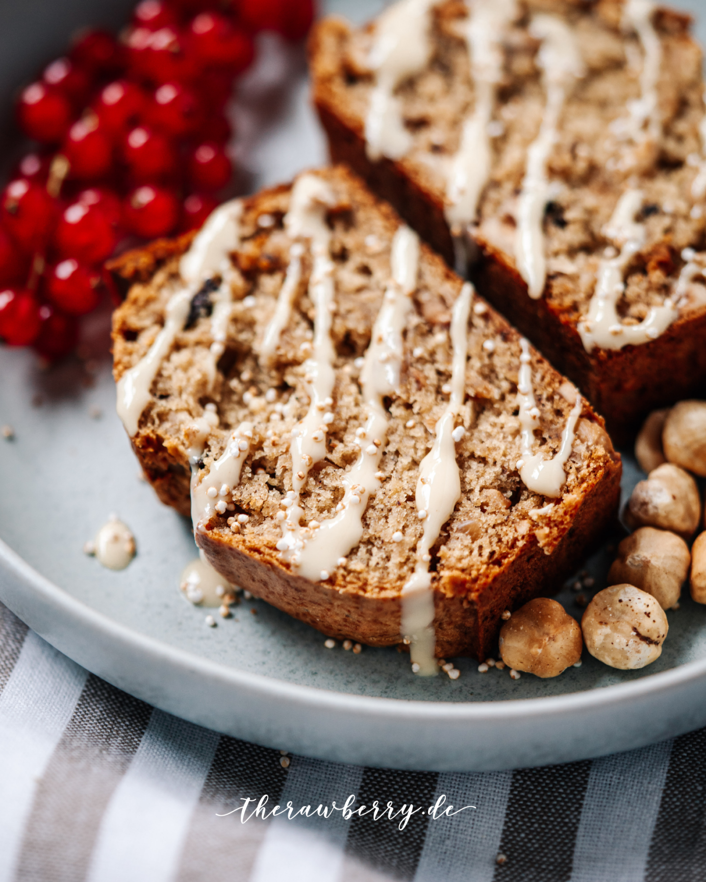 banana bread, Bananenbrot, lecker, delicious, healthy, gesund, vegan, diet, baking, therawberry, food, essen, dessert, snack, nachtisch, backen, diät, whole foods, photography, fotografie, marie dorfschmidt, cake, kuchen, banana, banane, plant-based, dairy free, laktosefrei, chocolate chip, schokolade, hazelnut, haselnüsse