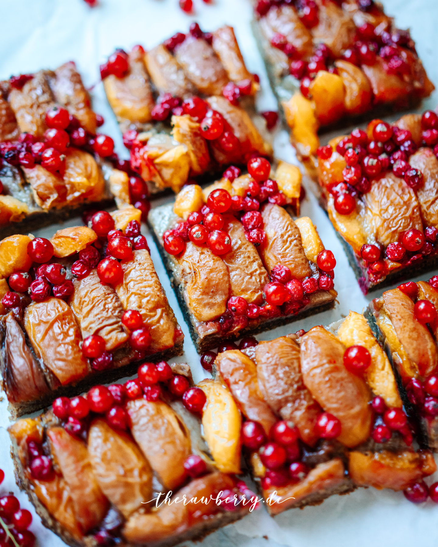 cake, vegan, sheet cake, Blechkuchen, kuchen, vegan. dairy free, laktosefrei, marie dorfschmidt, food photography, fotografie, delicious, lecker, easy, einfach, food, essen, nachtisch, dessert, baking, backen, fruits, früchte, aprikose, apricot, red currants, johannisbeeren, quick, simple, simpel, diet, coconut blossom sugar, kokosblütenzucker, berries, food styling, rezept, recipe