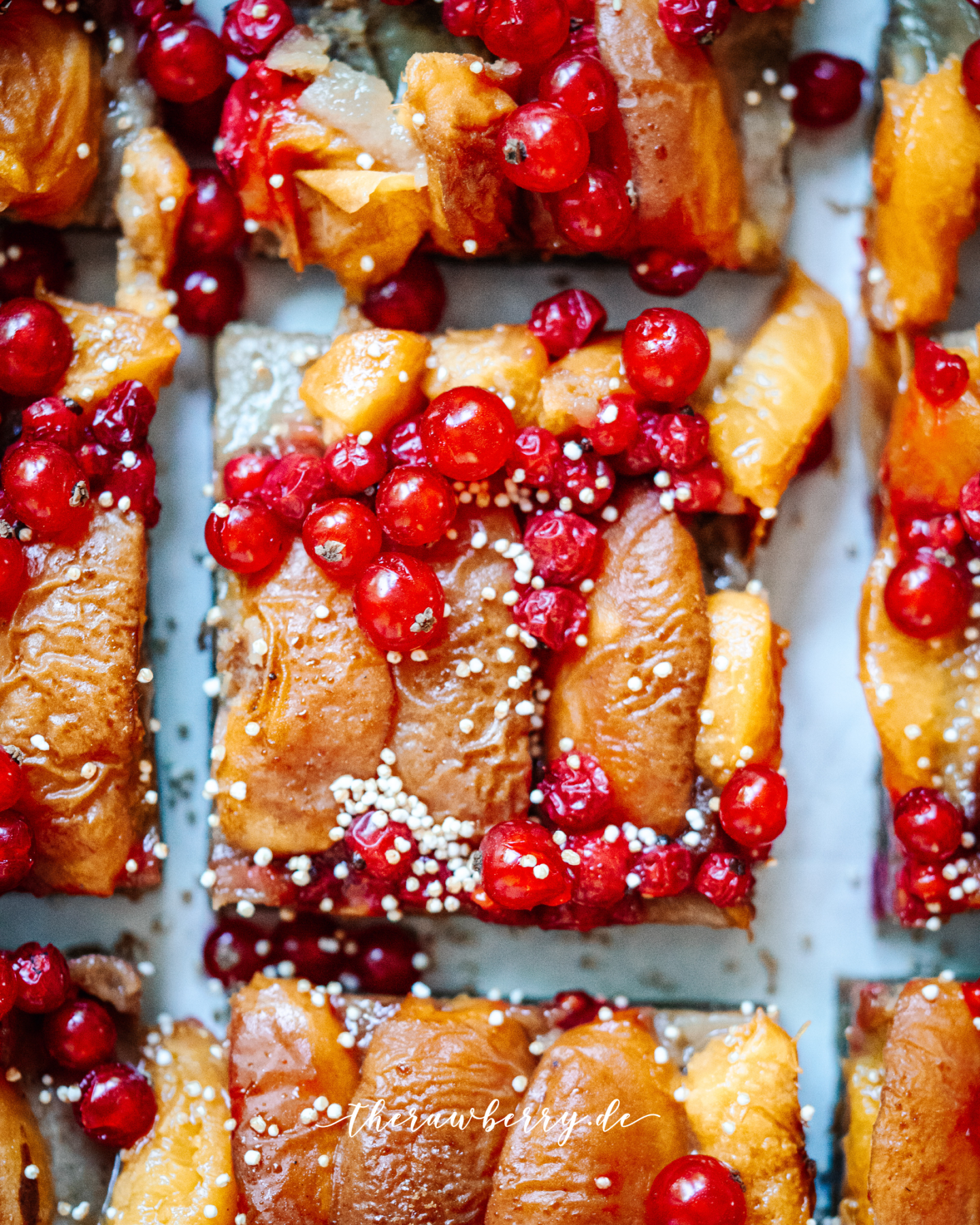 cake, vegan, sheet cake, Blechkuchen, kuchen, vegan. dairy free, laktosefrei, marie dorfschmidt, food photography, fotografie, delicious, lecker, easy, einfach, food, essen, nachtisch, dessert, baking, backen, fruits, früchte, aprikose, apricot, red currants, johannisbeeren, quick, simple, simpel, diet, coconut blossom sugar, kokosblütenzucker, berries, food styling, rezept, recipe