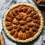 pecan pie, pekanuss kuchen, kuchen, pie, dessert, delicious, nachtisch, lecker, einfach, glutenfrei, glutenfree, vegan, dairy free, Laktose frei, schnell, quick, easy, simple, simple, yum, yummy, delicious, healthy, gesund, therawberry, marie dorfschmidt, food, foodie, essen, baking, backen, food photographie, fotografie, plant-based, pflanzich