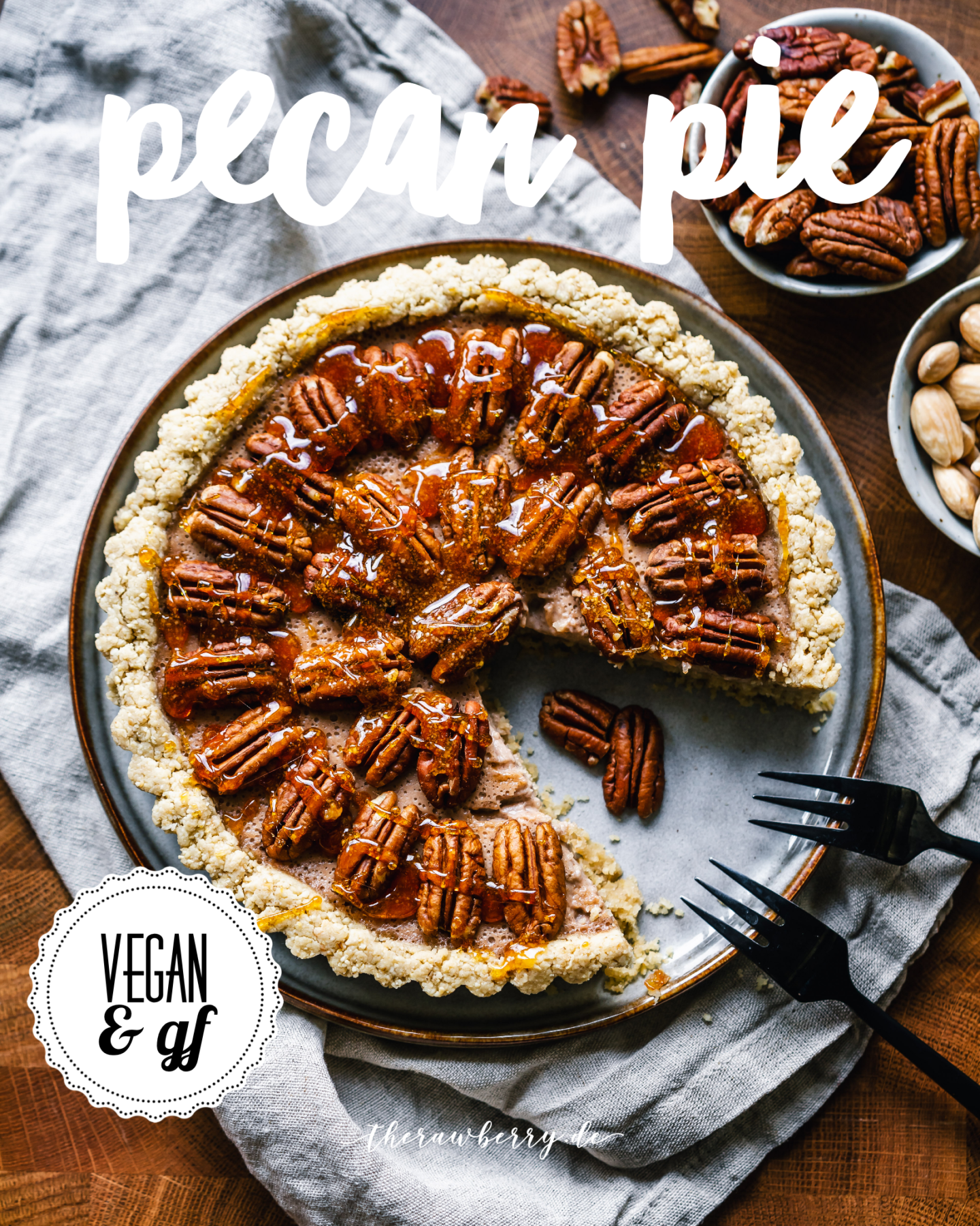 pecan pie, pekanuss kuchen, kuchen, pie, dessert, delicious, nachtisch, lecker, einfach, glutenfrei, glutenfree, vegan, dairy free, Laktose frei, schnell, quick, easy, simple, simple, yum, yummy, delicious, healthy, gesund, therawberry, marie dorfschmidt, food, foodie, essen, baking, backen, food photographie, fotografie, plant-based, pflanzich