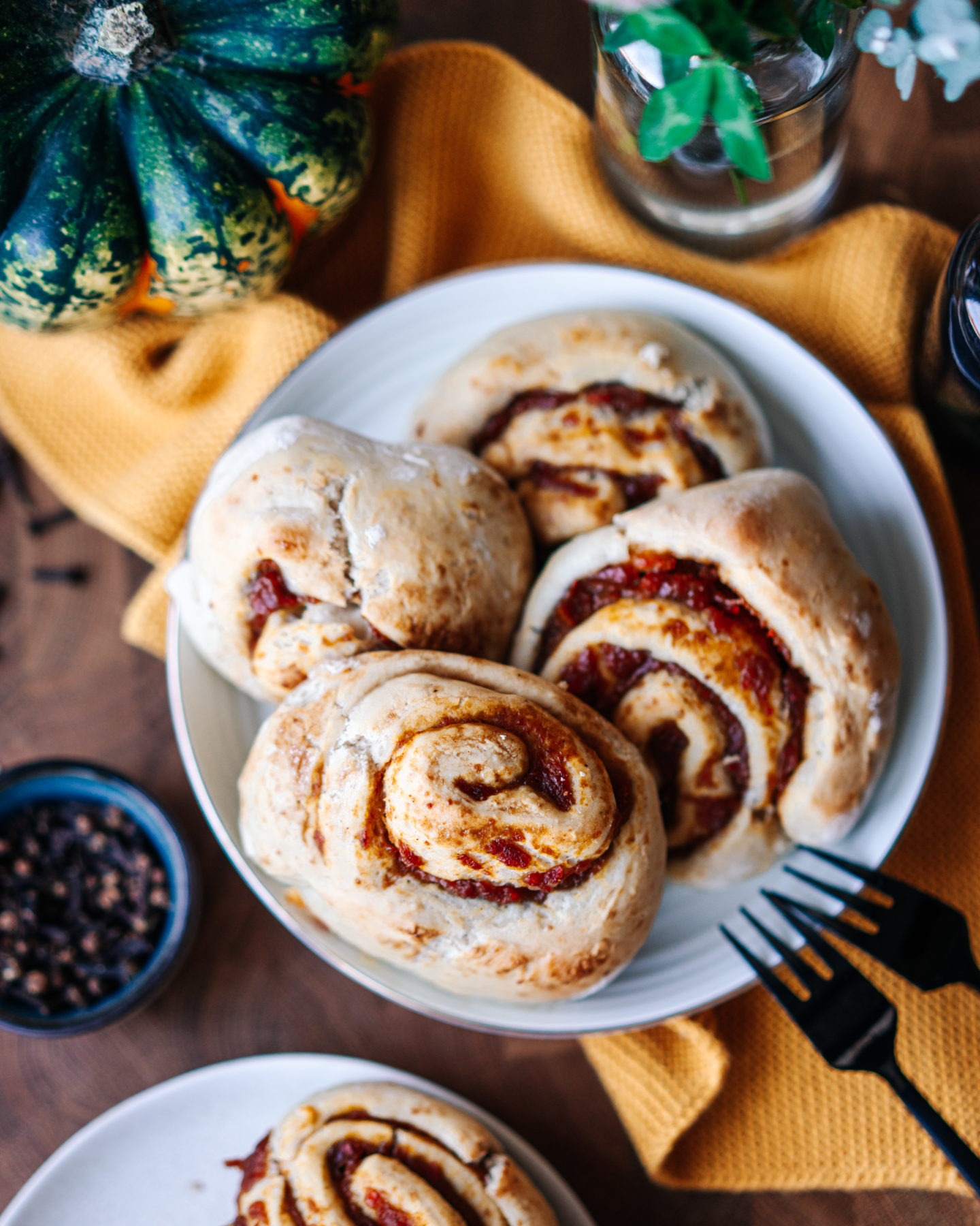 pumpkin, kürbis, rolls, Schnecken, süß, sweet, baking, backen, essen, food, einfach, simple, simpel, schnell, quick, dough, teig, food photography, fotografie, marie dorfschmidt, therawberry, easy, einfach, vegan, diet, foodie, delicious, lecker, recipe, rezept, plant based, no dairy, hefeteig, lactose free, alternative, alternativ, rolling