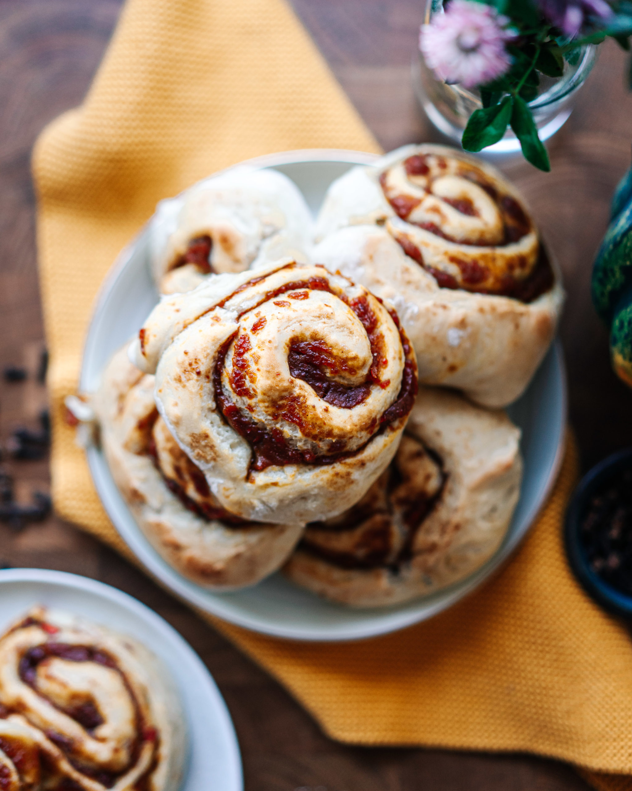 pumpkin, kürbis, rolls, Schnecken, süß, sweet, baking, backen, essen, food, einfach, simple, simpel, schnell, quick, dough, teig, food photography, fotografie, marie dorfschmidt, therawberry, easy, einfach, vegan, diet, foodie, delicious, lecker, recipe, rezept, plant based, no dairy, hefeteig, lactose free, alternative, alternativ, rolling
