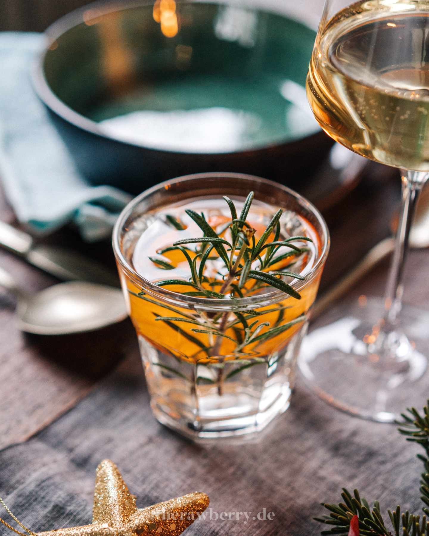 vegan, festive, festlich, weihnachten, christmas, cooking, kochen, dinner, plant-based, vegan, pasta, nudeln, käse, cheese, sauce, soße, healthy, gesund, lecker, delicious, yum, food, essen, dinner, lunch, Mittagessen, Abendessen, einfach, simple, pumpkin, Kürbis, tableware, Geschirr, Tritschler, marie dorfschmidt, therawberry, food photography, fotografie, beautiful, hübsch, cheers, prost, rezept, recipe