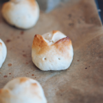 easter, bunny, buns, brötchen, lecker, delicious, easy, einfach, simple, simpel, rolls, backen, hasen, osten, häschen , baking, vegan, dairy free, lactose frei, food, foodie, dessert, milchbrötchen, milk buns, alternative, festive, brunch, table, marie dorfschmidt, therawberry, food styling, food photographer, Fotograf, essen, Nachtisch