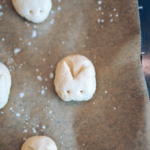 easter, bunny, buns, brötchen, lecker, delicious, easy, einfach, simple, simpel, rolls, backen, hasen, osten, häschen , baking, vegan, dairy free, lactose frei, food, foodie, dessert, milchbrötchen, milk buns, alternative, festive, brunch, table, marie dorfschmidt, therawberry, food styling, food photographer, Fotograf, essen, Nachtisch