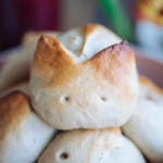 easter, bunny, buns, brötchen, lecker, delicious, easy, einfach, simple, simpel, rolls, backen, hasen, osten, häschen , baking, vegan, dairy free, lactose frei, food, foodie, dessert, milchbrötchen, milk buns, alternative, festive, brunch, table, marie dorfschmidt, therawberry, food styling, food photographer, Fotograf, essen, Nachtisch