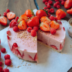 raw, vegan, cheesecake, roh, Käsekuchen, lecker, delicious, Mother's Day, Muttertag, einfach, simple, simpel, healthy, gesund, gluten frei, gluten free, dairy free, laktosefrei, erdbeeren, strawberries, kuchen, cake, dessert, therawberry, Marie Dorfschmidt, recipe, rezept, nachtisch, dessert, spring, Frühling, food, essen, foodie, Lebensmittel, food photography