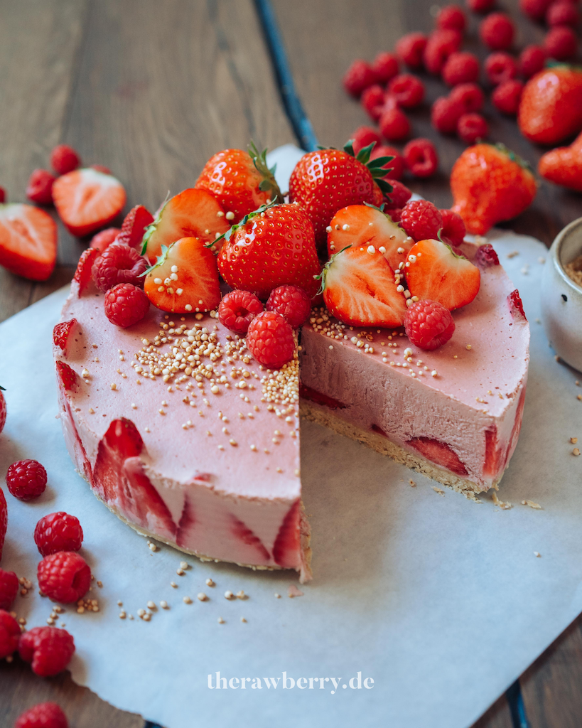 raw, vegan, cheesecake, roh, Käsekuchen, lecker, delicious, Mother's Day, Muttertag, einfach, simple, simpel, healthy, gesund, gluten frei, gluten free, dairy free, laktosefrei, erdbeeren, strawberries, kuchen, cake, dessert, therawberry, Marie Dorfschmidt, recipe, rezept, nachtisch, dessert, spring, Frühling, food, essen, foodie, Lebensmittel, food photography