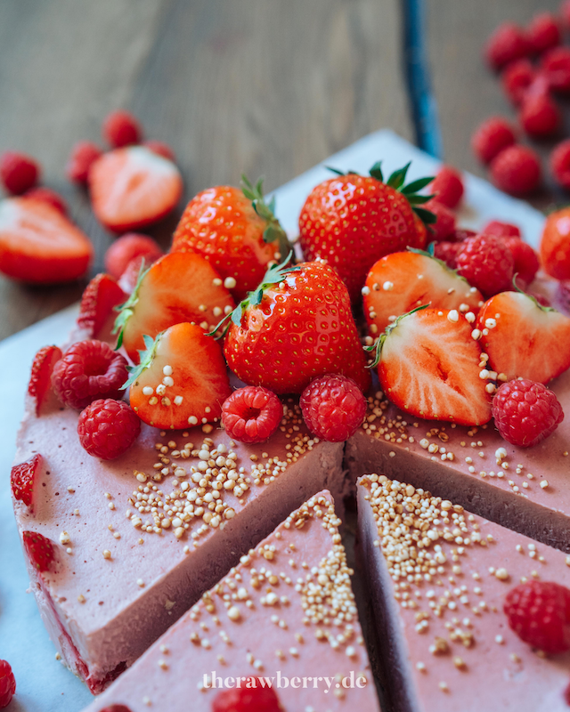 raw, vegan, cheesecake, roh, Käsekuchen, lecker, delicious, Mother's Day, Muttertag, einfach, simple, simpel, healthy, gesund, gluten frei, gluten free, dairy free, laktosefrei, erdbeeren, strawberries, kuchen, cake, dessert, therawberry, Marie Dorfschmidt, recipe, rezept, nachtisch, dessert, spring, Frühling, food, essen, foodie, Lebensmittel, food photography
