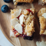 cake, kuchen, rhubarb, Rhabarber, lecker, delicious, einfach, simple, easy, vegan, dairy free, laktosefrei, backen, baking, dessert, nachtisch, kaffee, streusel, blechkuchen, sheet cake, almonds, berries, beret, food, essen, therawberry, Marie Dorfschmidt, food photography, food fotografie, food styling