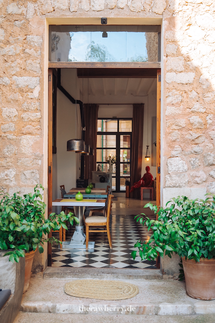 food, essen, vegan, ecocirer, sóller, hotel, spanien, spain, Mallorca, Marie Dorfschmidt, therawberry, drinks, heatlhy, gesund, ecological, eco, öko, ökologisch, interior design, restauriert, mood, photography, hotel room, Hotelzimmer, test