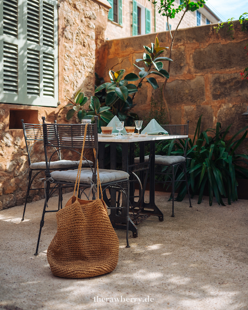 food, essen, vegan, ecocirer, sóller, hotel, spanien, spain, Mallorca, Marie Dorfschmidt, therawberry, drinks, heatlhy, gesund, ecological, eco, öko, ökologisch, interior design, restauriert, mood, photography, hotel room, Hotelzimmer, test