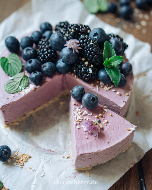 blackberry, Brombeere, vegan, glutenfree, glutenfrei, einfach, simple, healthy, gesund, Käsekuchen, cheesecake, no bake, ohne backen, therawberry, Marie Dorfschmidt, torte, tart, blueberries, berries, Blaubeeren, Beeren, Sommerkuchen, summer cake, food, essen, dessert, nachtisch, rezept, recipe