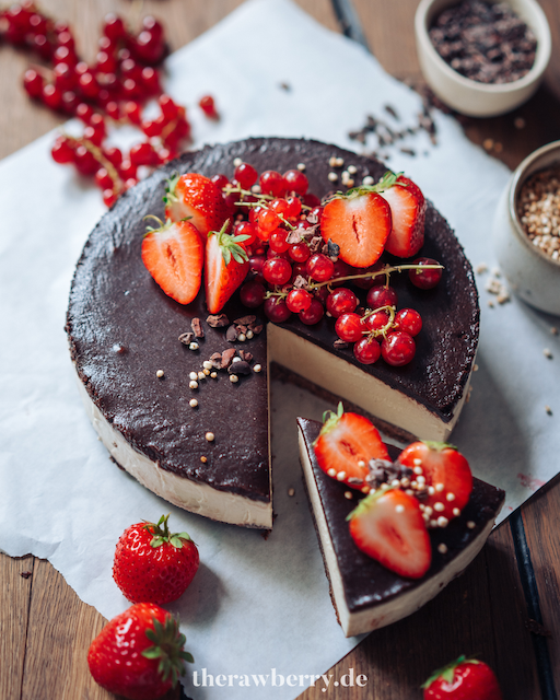 ice cream cake, eis creme kuchen, vegan, dessert, nachtisch, therawberry, Marie Dorfschmidt, food, photography, easy, food, essen, party, feier, annals, erdbeeren, strawberries, recipe, rezept, gluten-free, glutenfrei