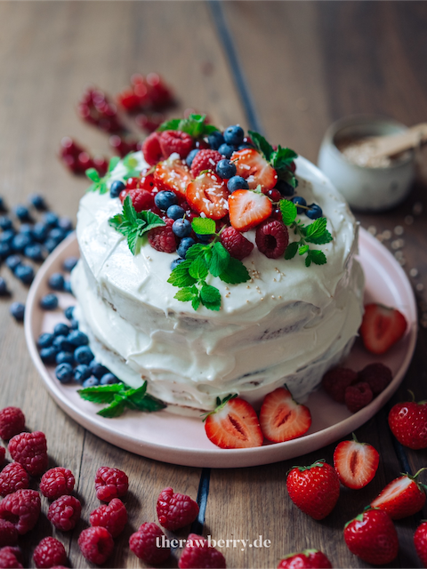 berry, beeren, erdbeeren, strawberries, blueberries, blaubeeren, heidelbeeren, vegan, dairy free, lactose frei, red currants, Johannisbeeren, backen, vegan backen, veganer kuchen, vegan cake, therawberry, marie Dorfschmidt, food, essen, dessert, nachtisch, rezept, recipe, einfach, simple, simpel, quick, schnell, vanille, vanilla, torte, Geburtstag, Hochzeit, Feier, Birthday, celebration, wedding, food styling, photography, fotografie