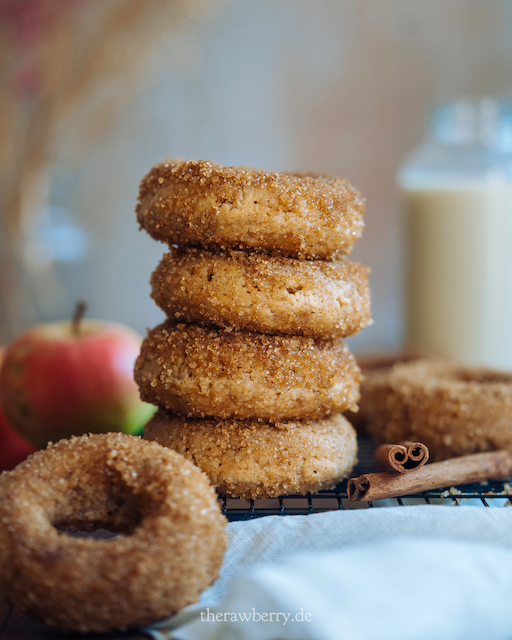 donuts, apple, doughnuts, zimt, apfel, sucker, sugar, vegan, baking, backen, einfach, simple, baked, gebacken, therawberry, Marie Dorfschmidt, Herbst, treat, snack, nachtisch, fall, aumun, rezept, recipe