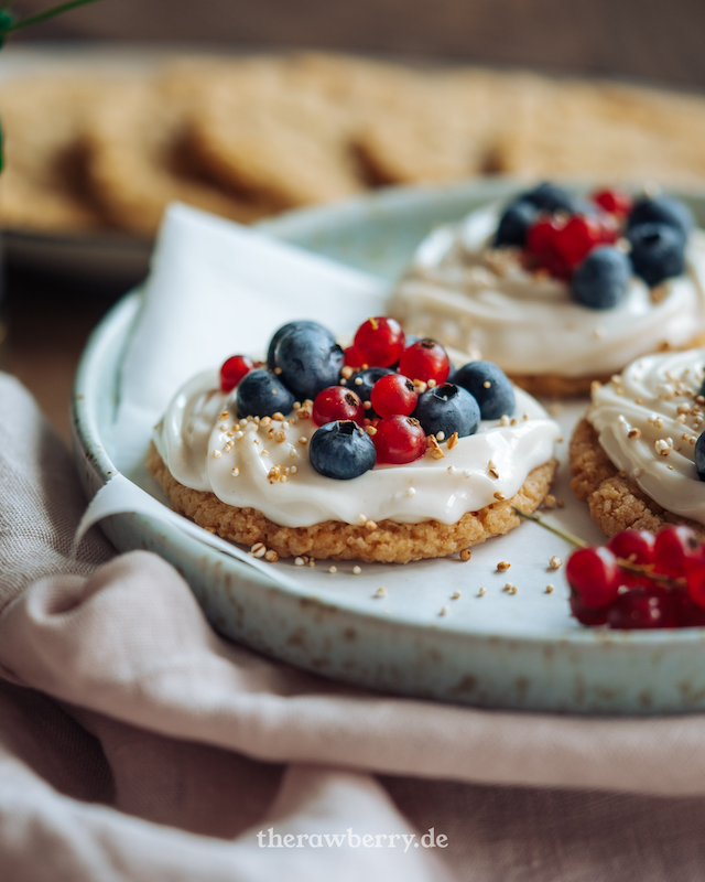 vegan, cookie pies, Kekse, kuchen, küchlein, rezept, recipe, berrie, beeren, Zuckerkekse, party, snack, frischkäse, cream cheese, American cookies, amerikanische Kekse, therawberry