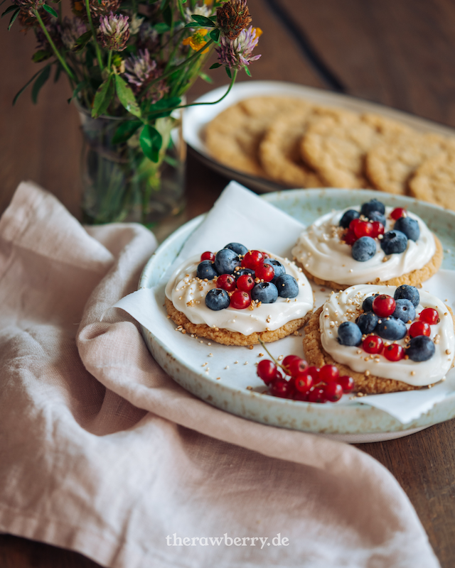 vegan, cookie pies, Kekse, kuchen, küchlein, rezept, recipe, berrie, beeren, Zuckerkekse, party, snack, frischkäse, cream cheese, American cookies, amerikanische Kekse, therawberry
