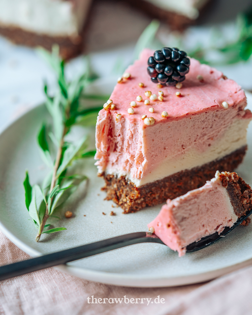 Neapolitan ice cream sandwich cake, therawberry, Eiscreme torte, einfach, lecker, easy, vegan, glutenfree, glutenfrei, kuchen, ohne backen, blackberry, Brombeere, rezept, Marie Dorfschmidt