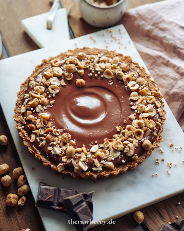 vegan, hazelnut, Haselnuss, tart, tarte, therawberry, Rezept, recipe, einfach, simple, simpel, schokolade, chocolate, no bake, glutenfree, glutenfrei