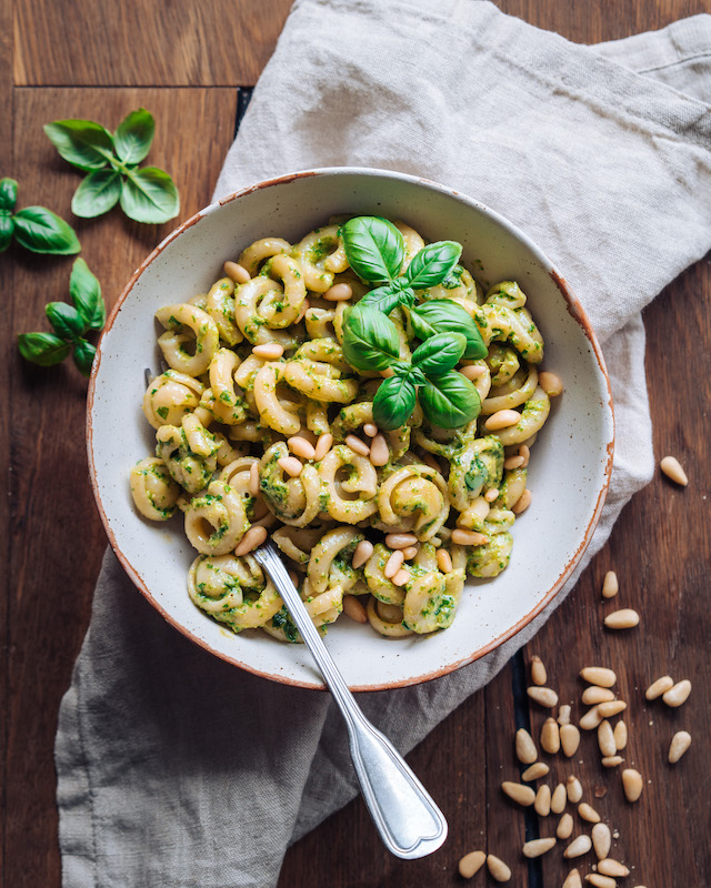 pesto pasta, nudeln mit pesto, in Schüssel, garniert mit basilikum