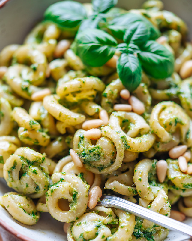 pesto pasta, nudeln mit pesto, in Schüssel, garniert mit basilikum