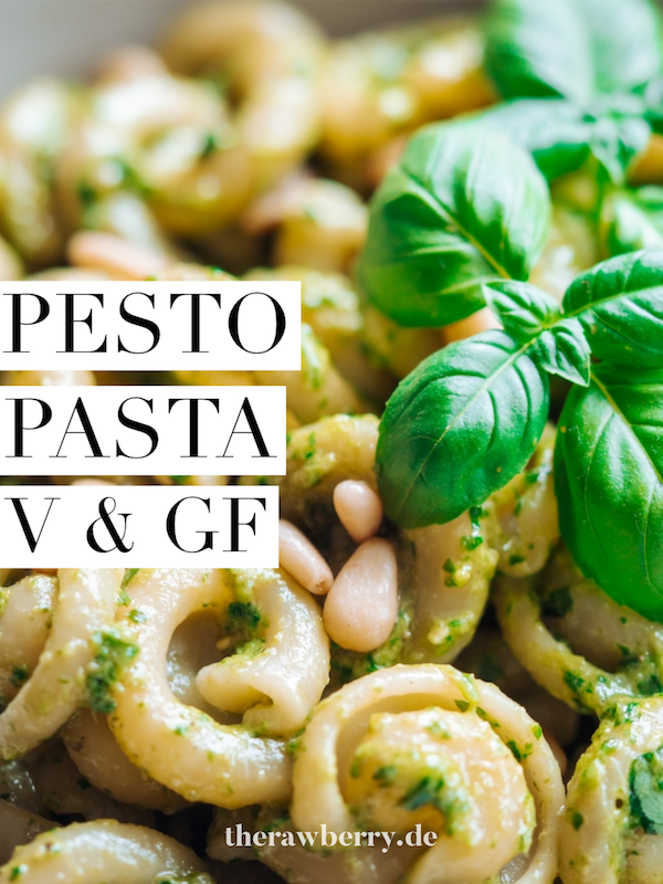 pesto pasta, nudeln mit pesto, in Schüssel, garniert mit basilikum