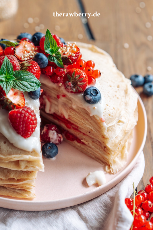 Pfannkuchen, vegan, auf Teller, Erdbeeren